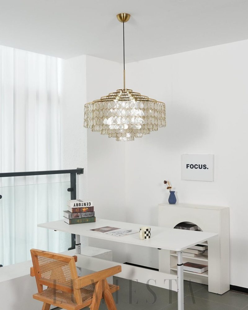 Lampa wisząca Teardrops z muszelkami w złotym kolorze