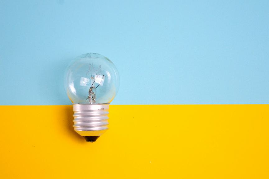 jednopunktowa lampa wisząca z jedną żarówką