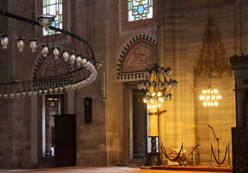stojąca czarna lampa podłogowa
