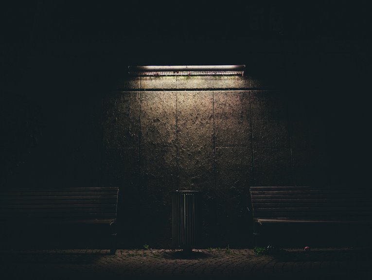 10 najlepszych lamp nocnych montowanych na ścianie, które rozświetlą Twoje wieczory (stylowe i oszczędzające przestrzeń)