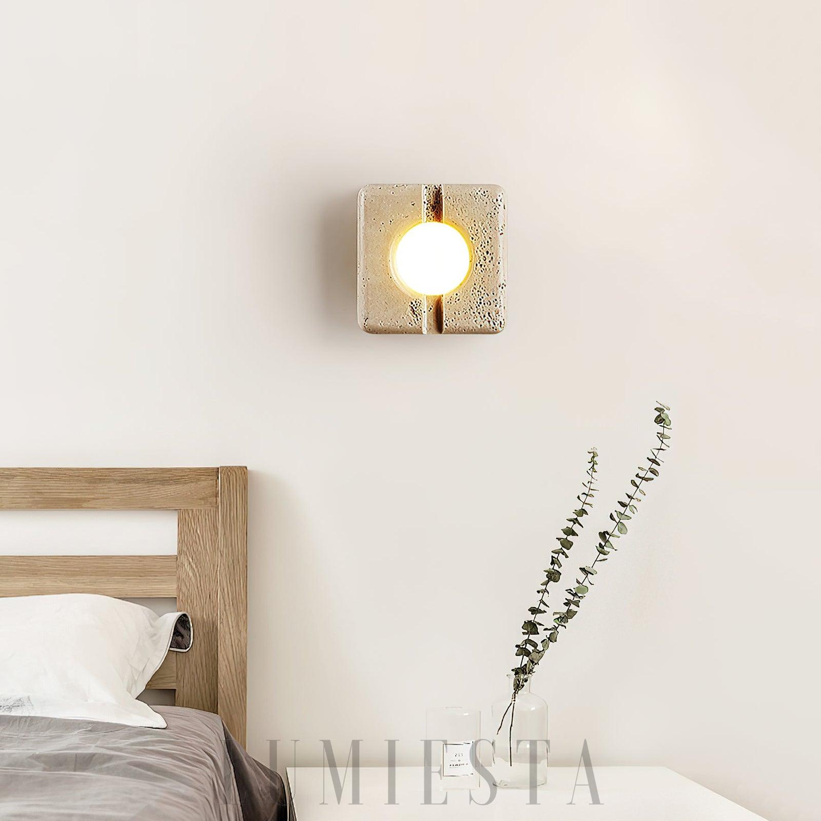 Kwadratowa lampa ścienna z trawertynu beżowa ciepła 15 cm