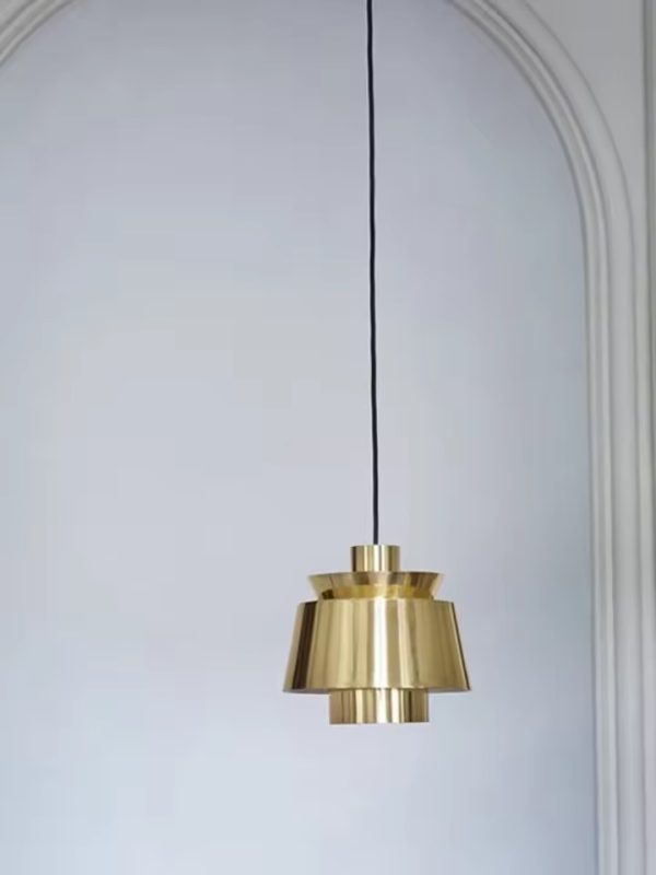 Lampa wisząca Uti retro z metalowym kloszem, widok od spodu