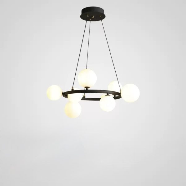 Mori - lampa wisząca z metalowymi kulkami, pełny widok od przodu