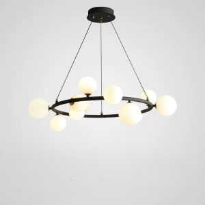 Lampa wisząca Mori z metalowymi kulkami, boczny widok bryły