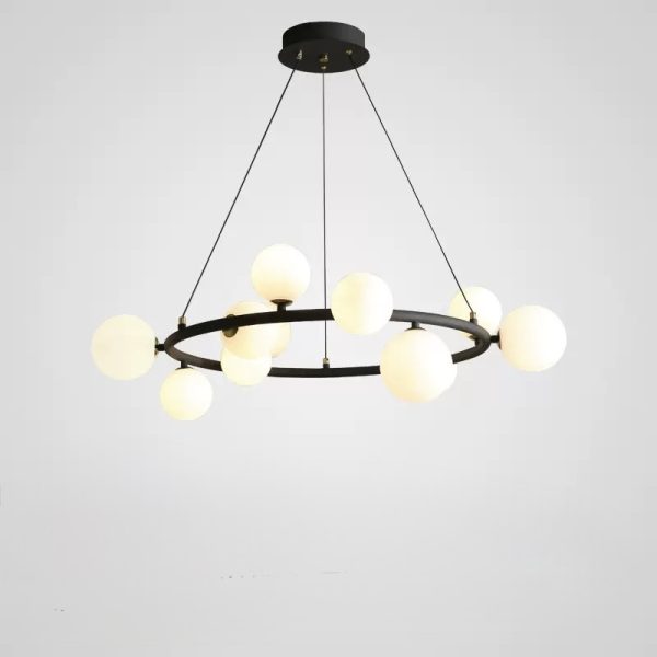 Lampa wisząca Mori z metalowymi kulkami, boczny widok bryły