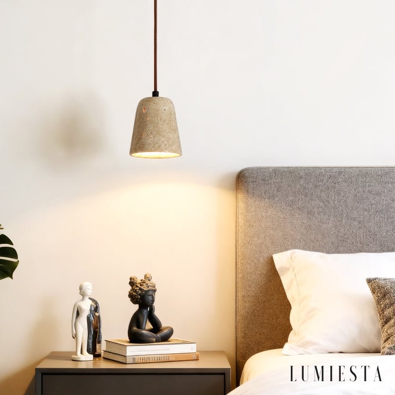 Amalfia - lampa wisząca z żółtego trawertynu i metalu, boczny widok oprawy