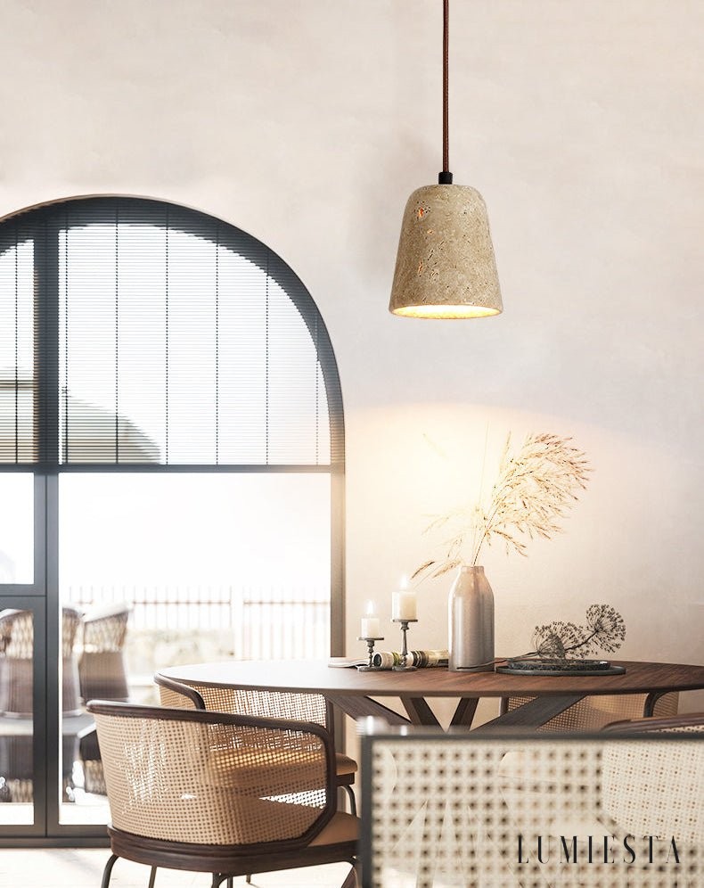 Amalfia - żółta lampa wisząca trawertynowa, całość oprawy w eleganckim ujęciu