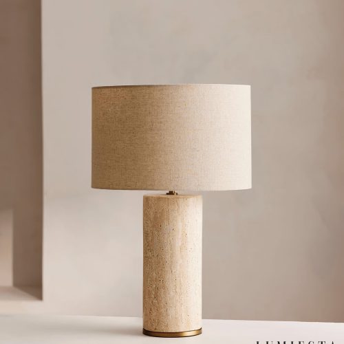 Lampa stołowa z trawertynu beżowa Obumi do salonu, z tkaninowym abażurem i podstawą z kamienia