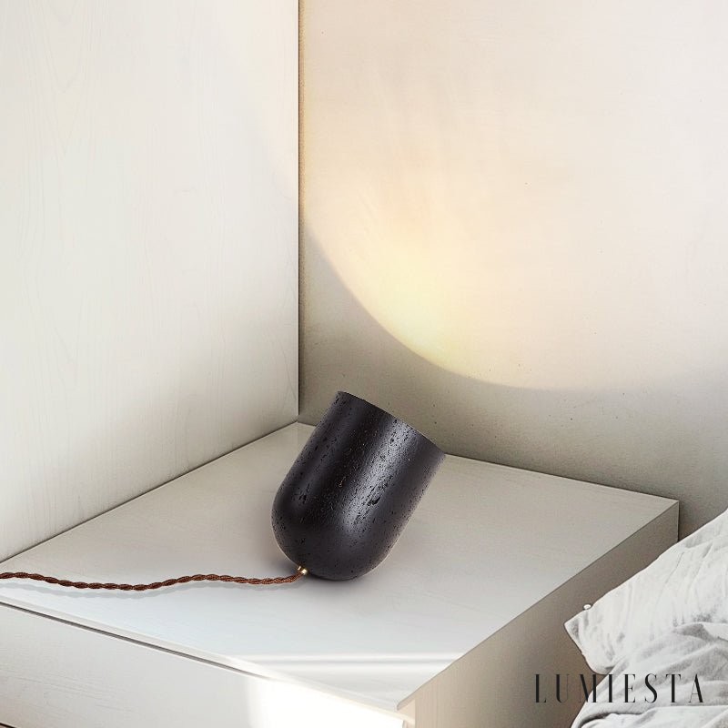 Athenora - lampa stołowa czarna trawertynowa, detal metalowej podstawy