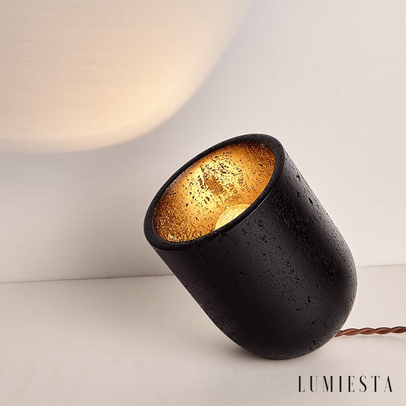 Athenora - lampa stołowa z trawertynu, zbliżenie na złote wnętrze