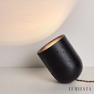 Athenora - Lampa stołowa czarna trawertynowa z złotym wnętrzem do salonu Ø18×17cm