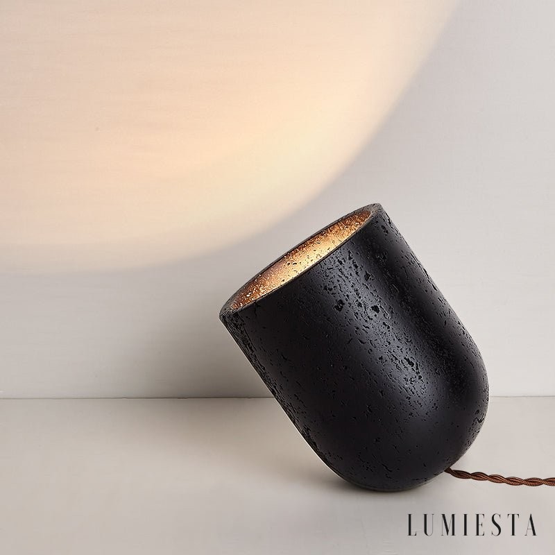Athenora - czarna lampa stołowa z trawertynu, profil pełnej bryły