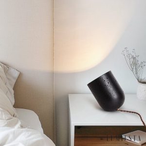 Athenora - Lampa stołowa czarna trawertynowa z złotym wnętrzem do salonu Ø18×17cm