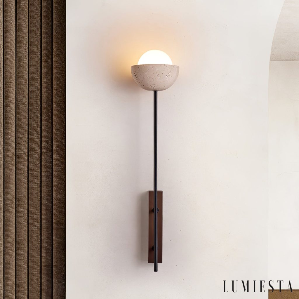 Atlantira - lampa podłogowa z trawertynu i orzecha, smukły pionowy profil