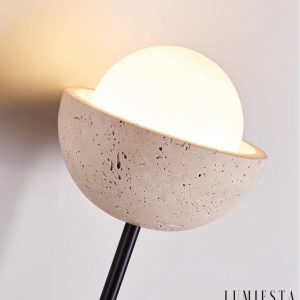 Atlantira - lampa podłogowa z trawertynu i orzecha, całość na neutralnym tle