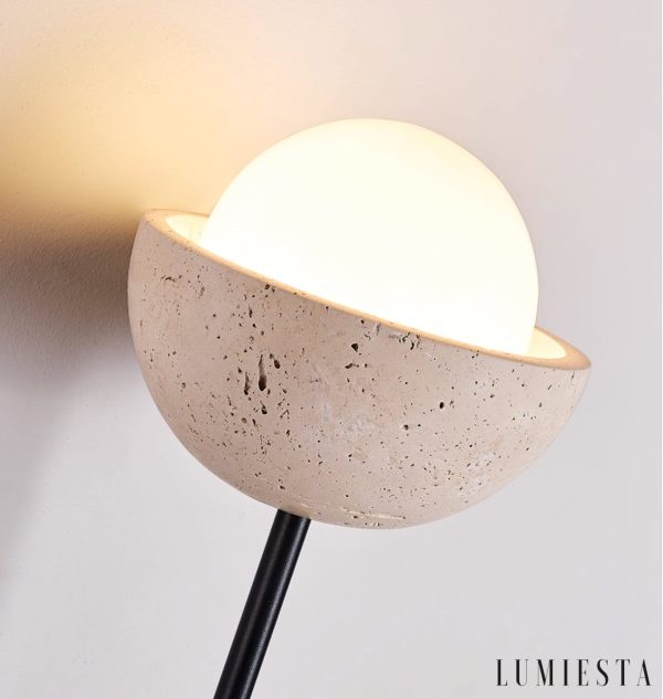 Atlantira - lampa podłogowa z trawertynu i orzecha, całość na neutralnym tle