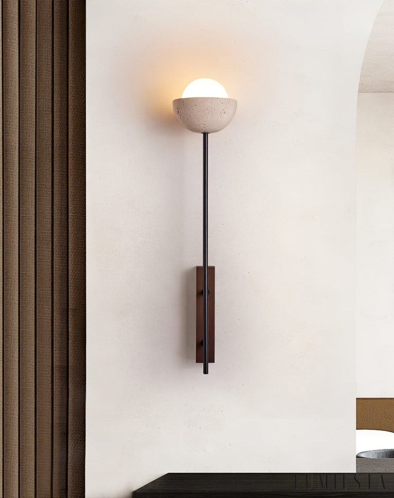 Atlantira - lampa podłogowa z trawertynu i orzecha, zbliżenie na połączenie kamienia i drewna