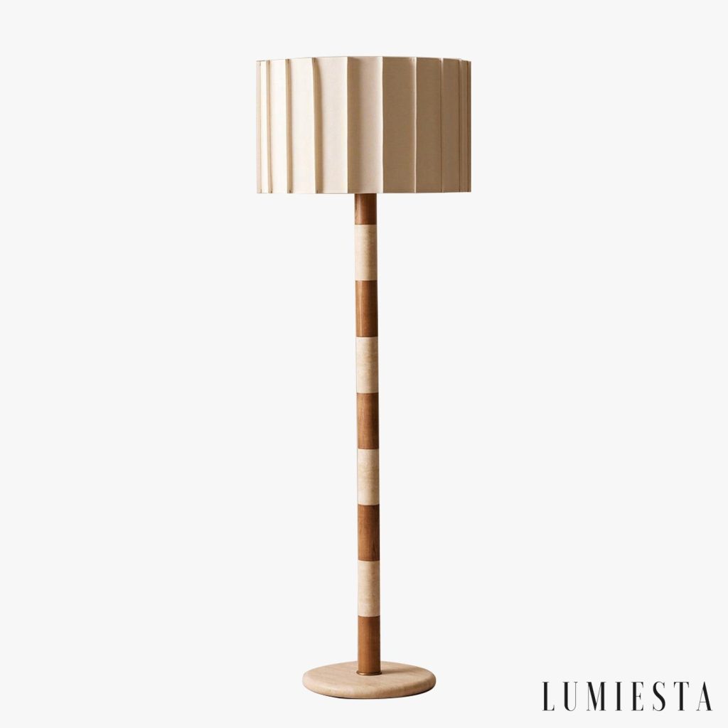 Lampa podłogowa AugustaX, zbliżenie na żółty trawertyn i naturalne usłojenie drewna