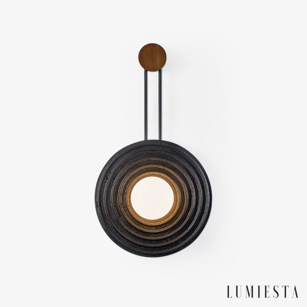Lampa wisząca z czarnego trawertynu Brasiliax do salonu, detal z ciemnym orzechem
