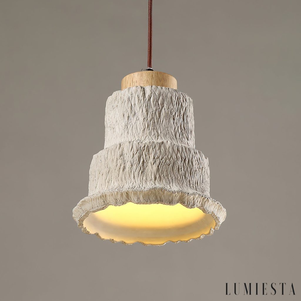 Calcisole - lampa wisząca z trawertynu, drewna i metalu, widok z przodu