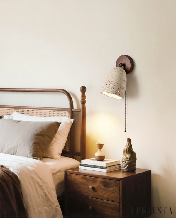 Capitolia - Lampa stołowa trawertynowa z orzechową podstawą do salonu, Ø12×15 cm