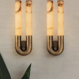 Cartaginis - minimalistyczny kinkiet z alabastru, ujęcie z lekkiego skosu
