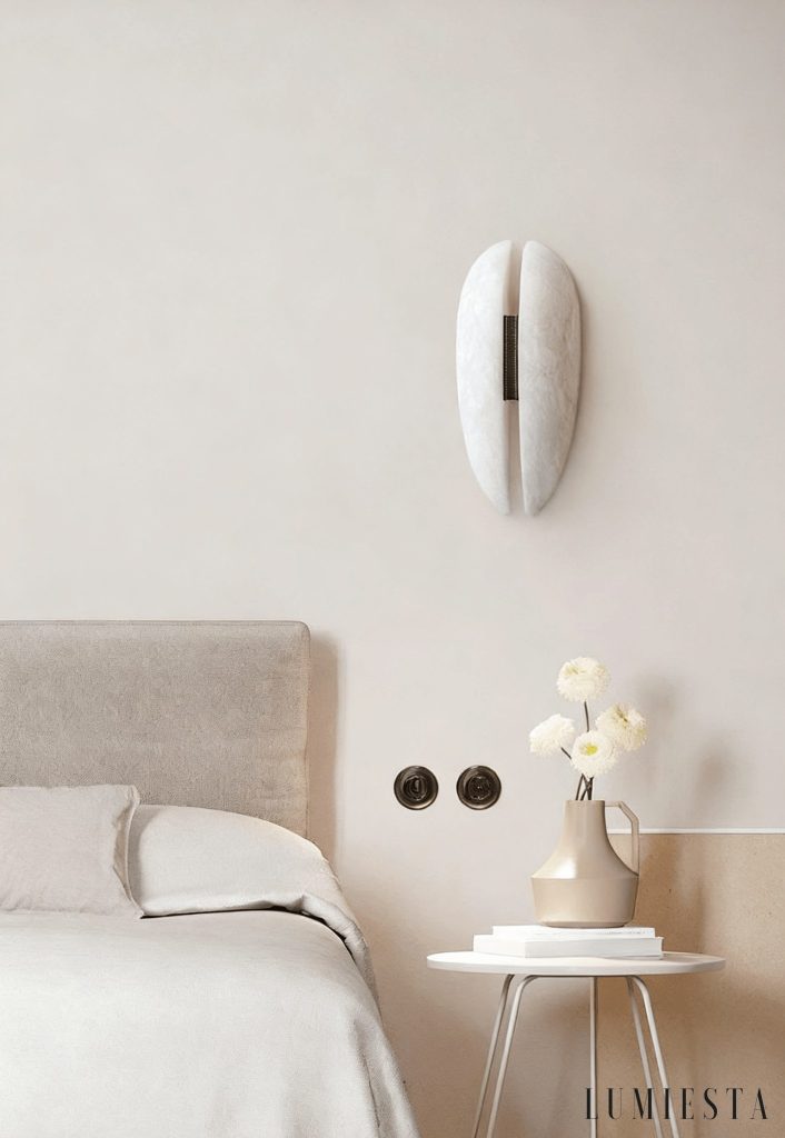 Lampa wisząca Citaria - detal alabastrowego korpusu z ciemnym wykończeniem u góry