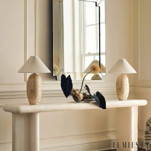 Gramera - lampa stołowa z trawertynu, żółto-biały abażur widziany pod kątem