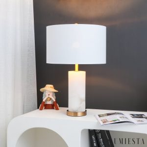 Biała lampa stołowa alabastrowa Etnalux, widok od strony abażuru