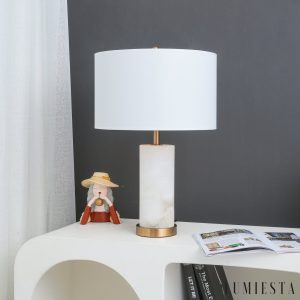 Etnalux - lampa stołowa alabastrowa biała w salonowej aranżacji