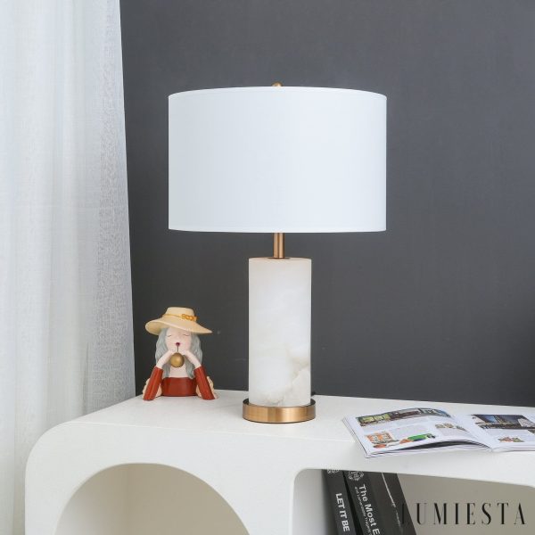 Etnalux - lampa stołowa alabastrowa biała w salonowej aranżacji