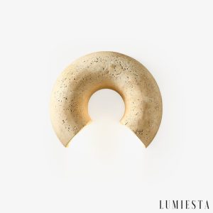 Triwiera - kinkiet z żółtego trawertynu, widok z przodu z miękkim światłem wewnątrz