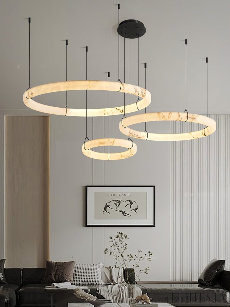 Czarno-biala lampa wiszaca Galaphera nad strefa wypoczynku, wysoka perspektywa