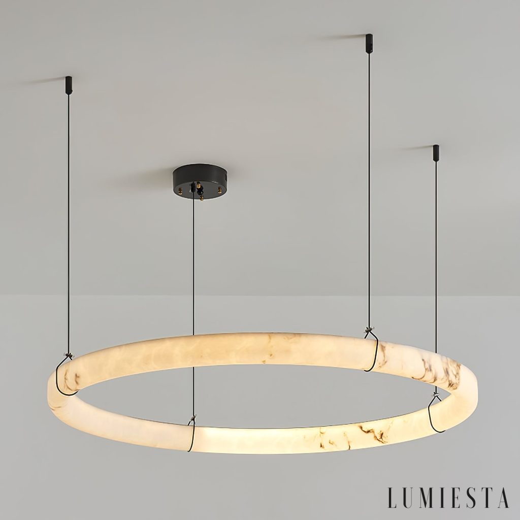 Minimalistyczna lampa wiszaca Galaphera w czerni, widok na zawieszenie i klosz