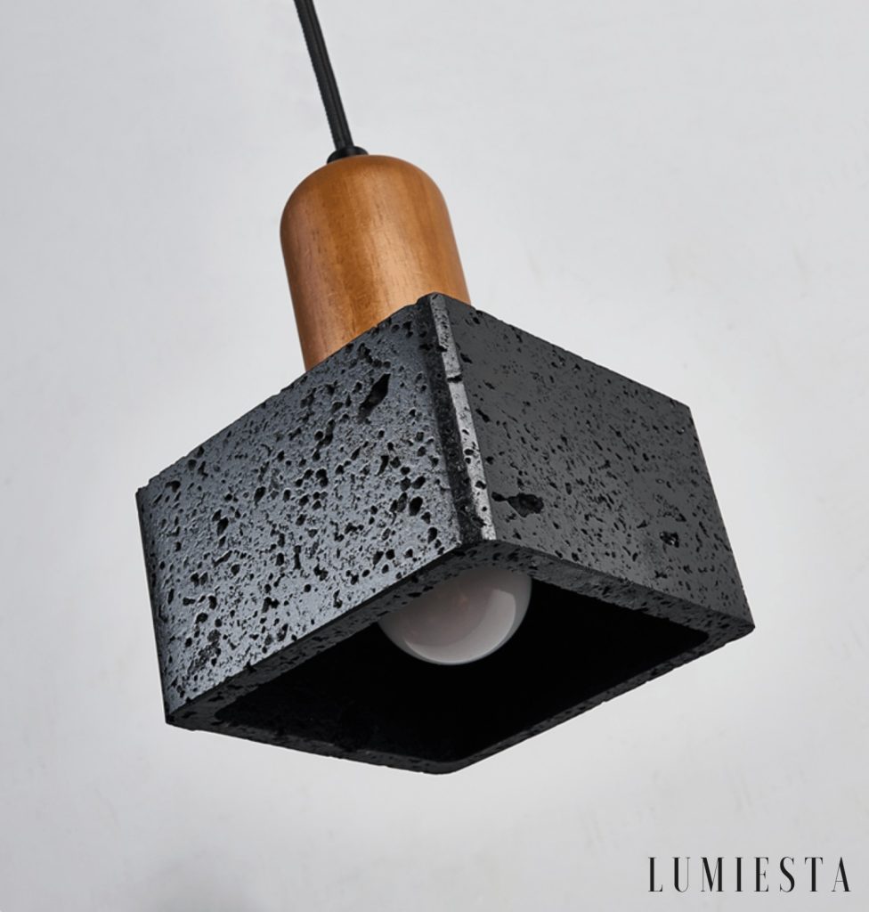 Granadis - czarna lampa wisząca z trawertynu i drewna, zbliżenie na materiał