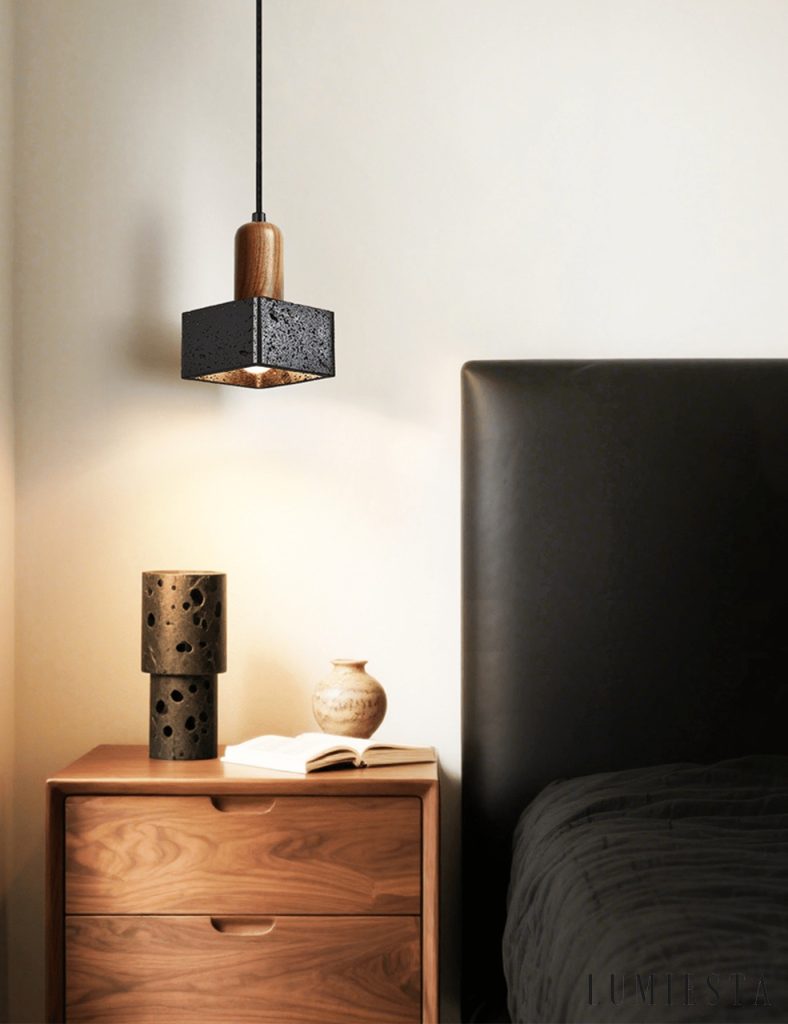 Granadis - czarna lampa wisząca z trawertynu i drewna, pełna sylwetka
