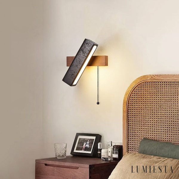 Lumiesta-helvetiax-kinkiet-nowoczesny-czarny-trawertyn-z-orzechem-do-salonu-1820-cm-1.jpg Helvetiax - Kinkiet nowoczesny czarny trawertyn z orzechem do salonu, 18×20 cm