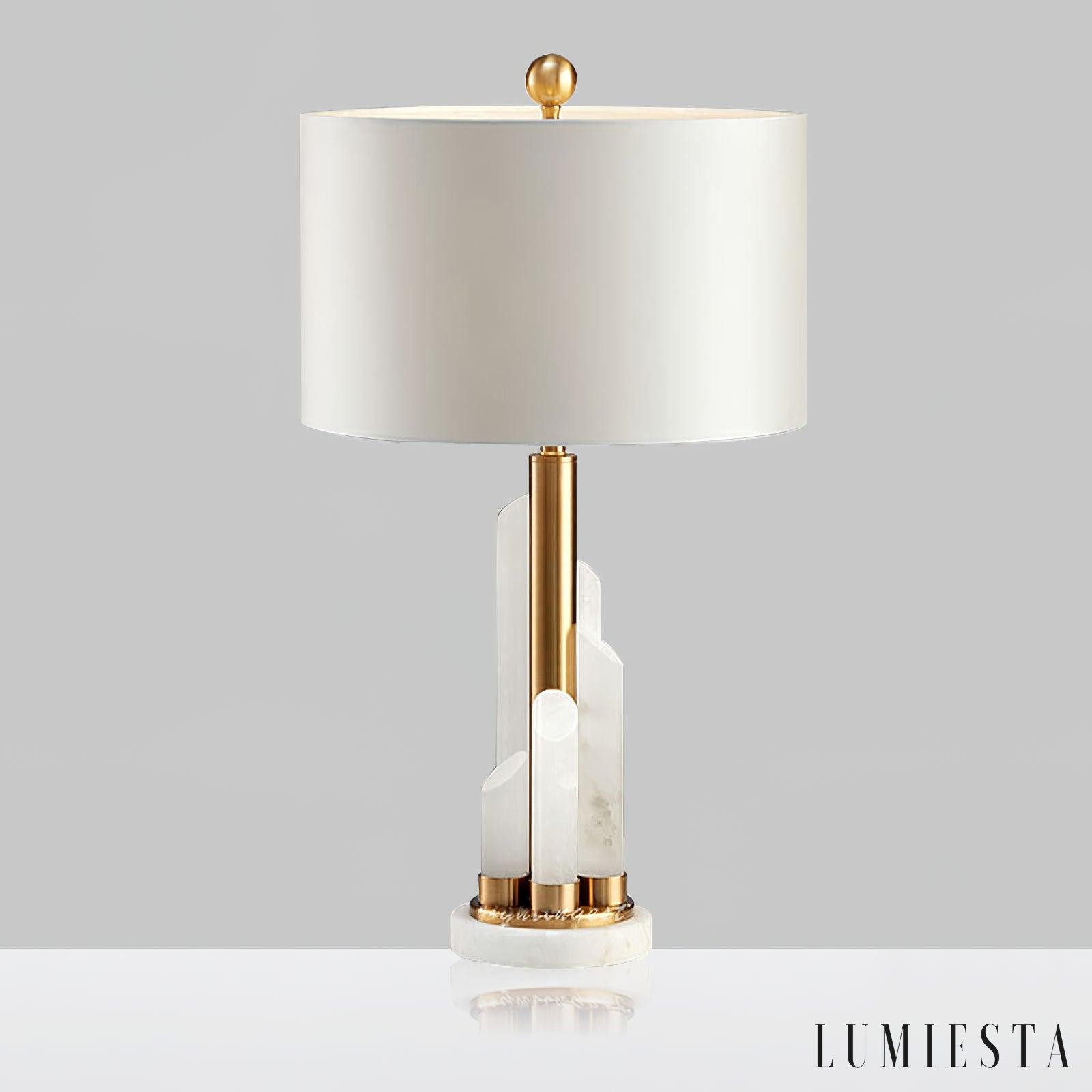 Lavaria - lampa stołowa glamour ze złotą podstawą, pokazana pod lekkim kątem