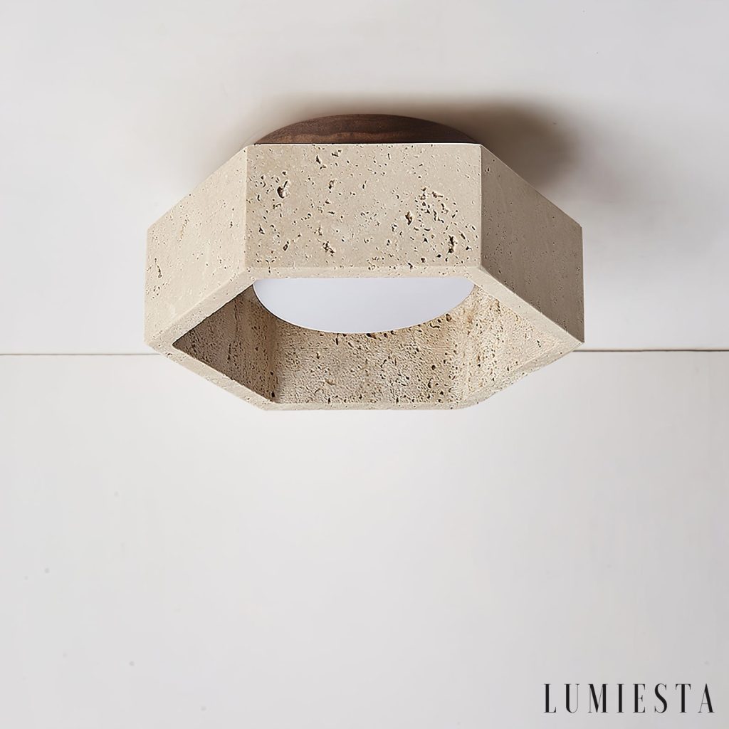 Loirena - sufitowa forma lampy z trawertynu i drewna na jasnym tle