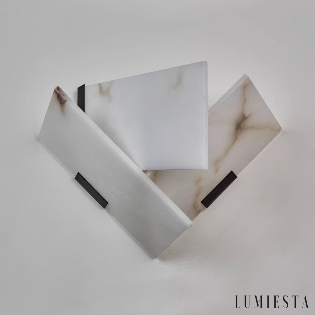 LuminisX - biały kinkiet z alabastru, widok na zaokrągloną formę oprawy