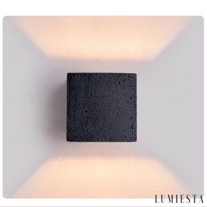 Magmara - kinkiet z trawertynu i metalu, ujęcie eksponujące głębię złotego środka