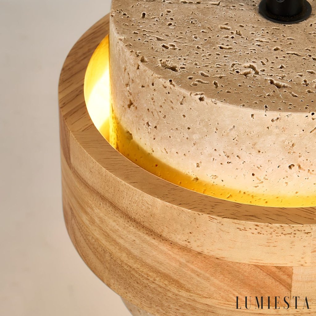 Lampa wisząca Malagara z żółtego trawertynu i drewna, ujęcie zbliżeniowe materiałów