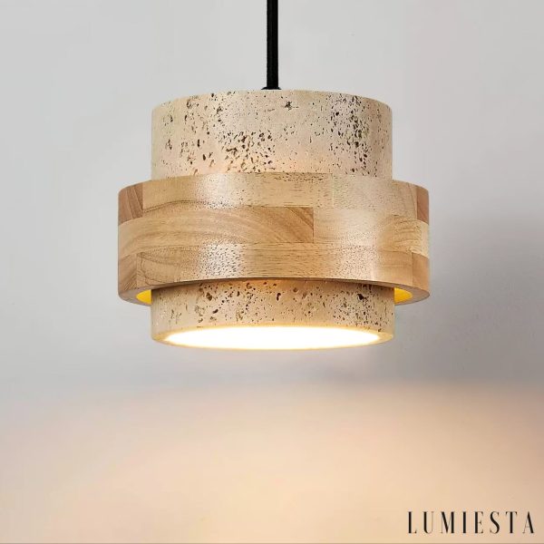 Lampa wisząca z żółtego trawertynu i drewna Malagara, pełny widok bryły