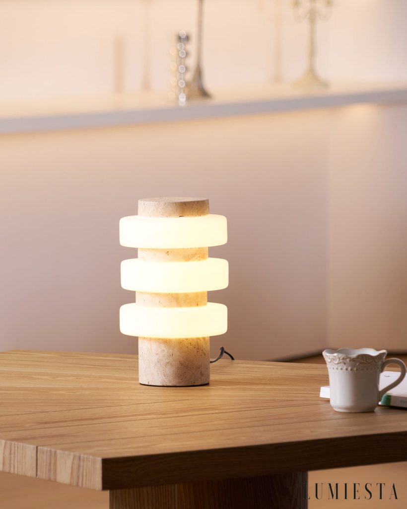 Meridia - lampa stołowa biała na smukłej podstawie z kamienia