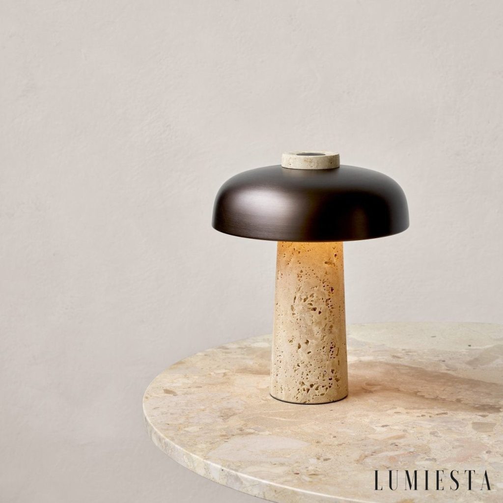 Lampa biurowa kamień żółty z metalowym czarnym abażurem w przytulnym salonie — widok z boku
