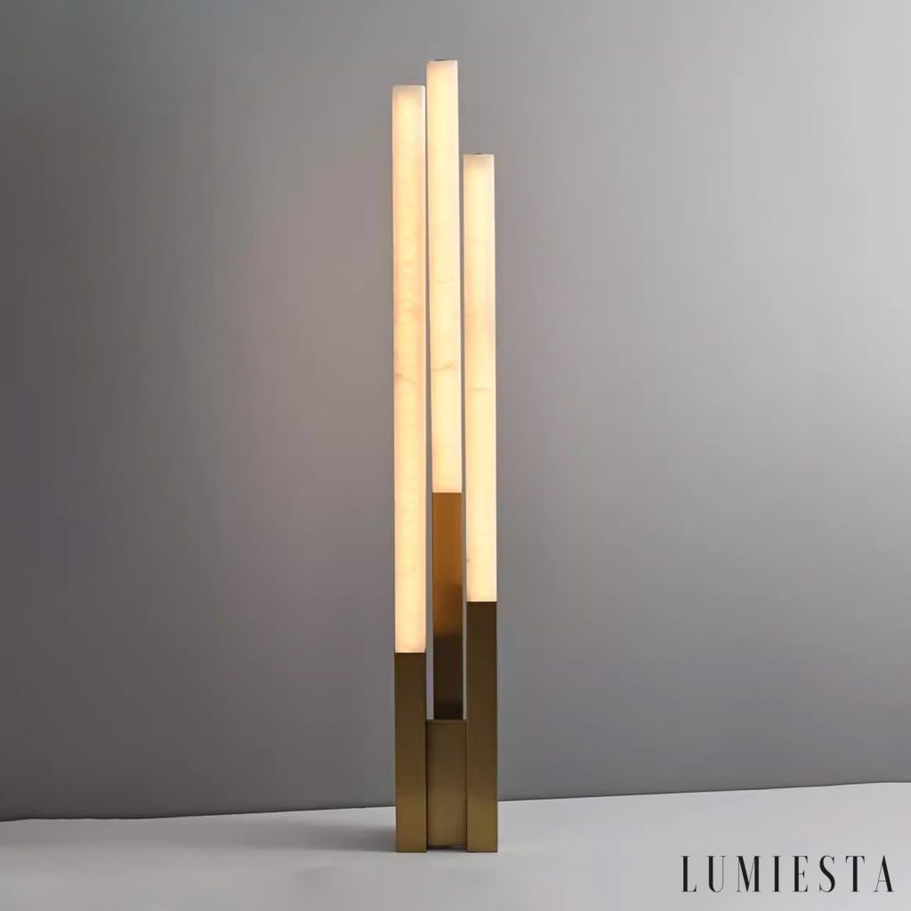 Opalora - lampa podłogowa alabastrowa złoto-biała, pełna sylwetka przy ścianie