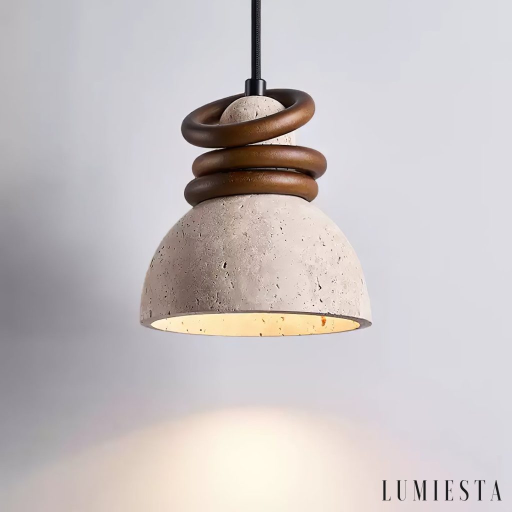 Patagoniax - lampa wisząca z drewna i żółtego trawertynu, detal bocznej bryły