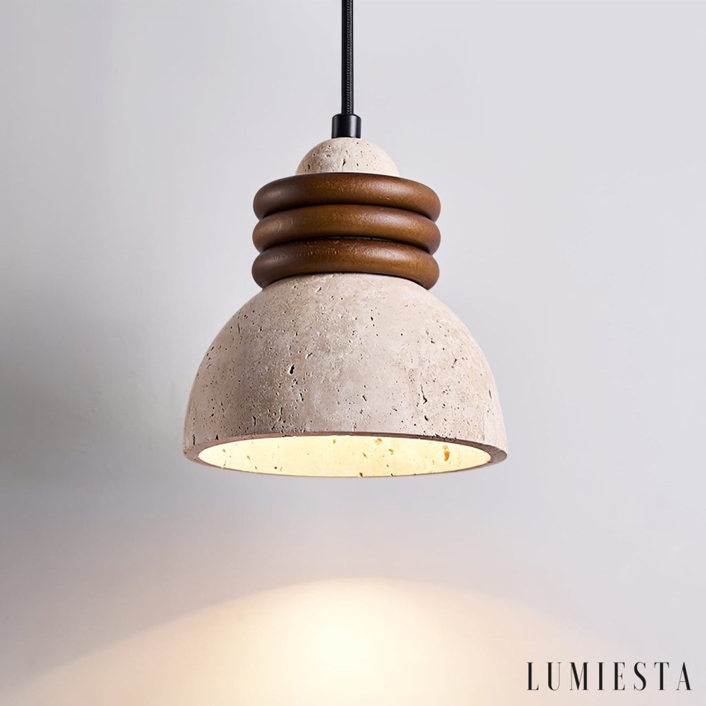 Patagoniax - lampa wisząca z drewna i żółtego trawertynu, proporcje kompaktowej czaszy