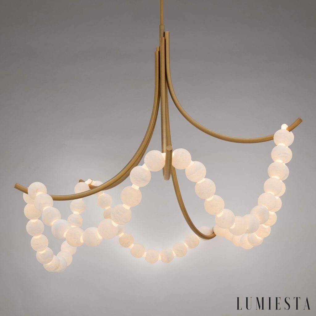 Perugina - lampa wisząca alabastrowa złota w pełnym ujęciu salonowym