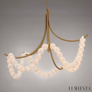 Perugina - lampa wisząca alabastrowa złota w pełnym ujęciu salonowym